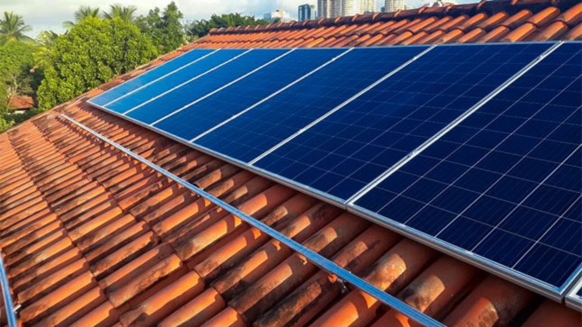 Energia-Solar-Residencial-_-Economia-de-95-e-Retorno-em-4-Anos-645x440